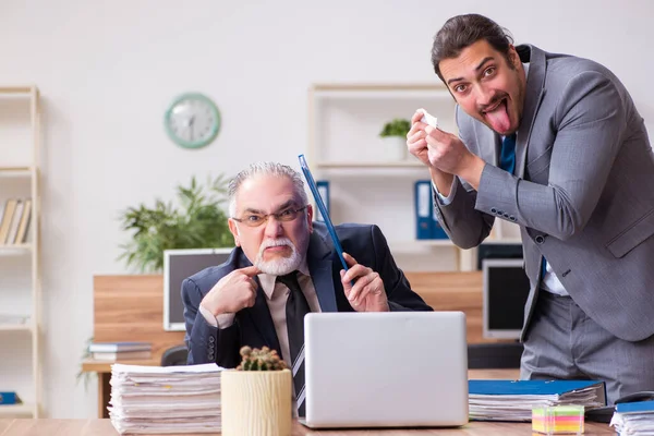 Dois empregados em conceito pandêmico no local de trabalho — Fotografia de Stock