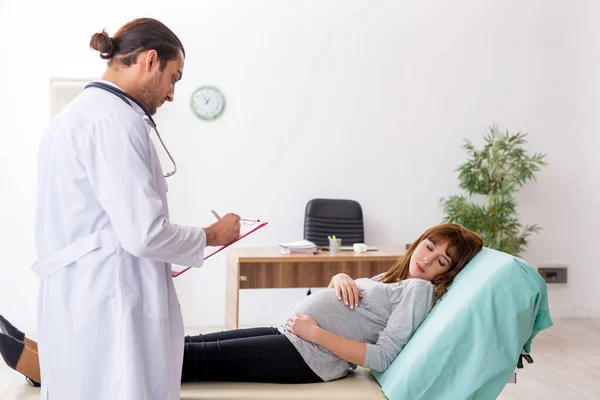 Ung kvinna besöker ung manlig läkare gynekolog — Stockfoto