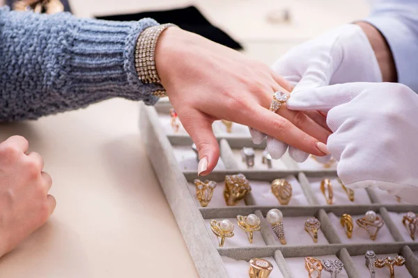 Mannelijke juwelier en vrouwelijke klant in de winkel — Stockfoto