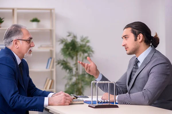 Zwei Geschäftsleute und Meditationsbälle auf dem Tisch — Stockfoto