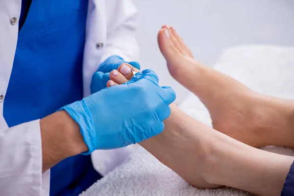 Podólogo tratando os pés durante o procedimento — Fotografia de Stock