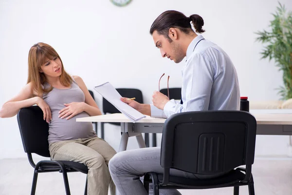 Zwangere vrouw bezoekt mannelijke psycholoog arts — Stockfoto