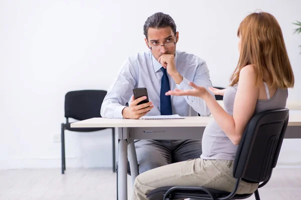 Donna incinta in visita medico psicologo maschile — Foto Stock