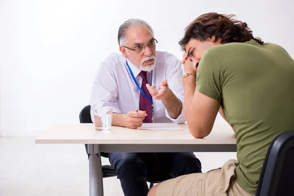 Young man meeting with advocate in pre-trial detention — Stock Photo, Image