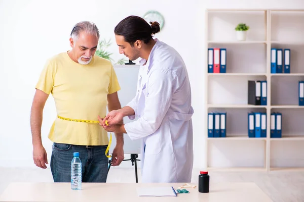 Médecin diététicien donner des conseils au patient obèse en surpoids — Photo