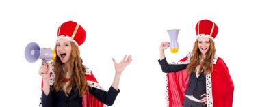 Güzel küçük kraliçe elinde megafonla beyazların üzerinde