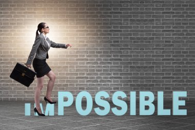 İmkansız iş konseptinde iş kadını
