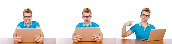 Student mit Laptop isoliert auf weiß — Stockfoto