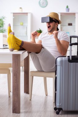 Genç adam evden ayrılmaya hazırlanıyor.