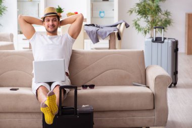 Genç adam evden ayrılmaya hazırlanıyor.