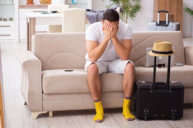 Genç adam evden ayrılmaya hazırlanıyor.