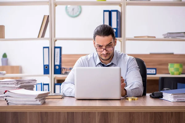 Giovane dipendente maschio infelice con il lavoro eccessivo — Foto Stock