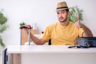 Genç adam eve dönüş yolculuğuna hazırlanıyor.