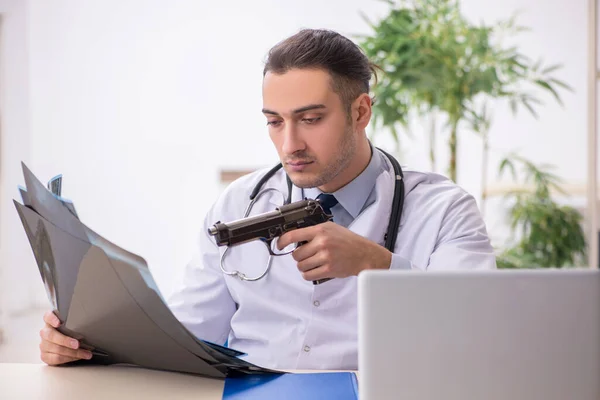 Klinikte çalışan genç erkek doktor. — Stok fotoğraf