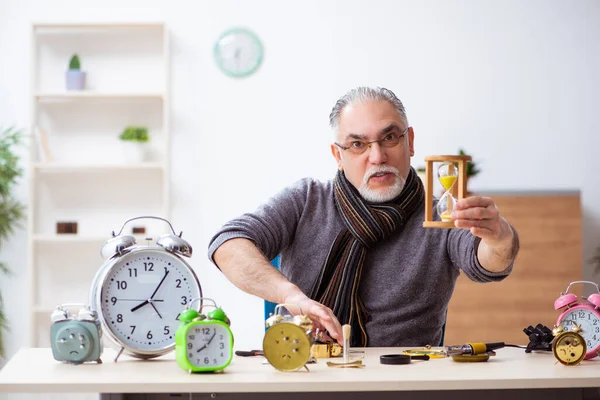 Starý hodinář pracující v dílně — Stock fotografie