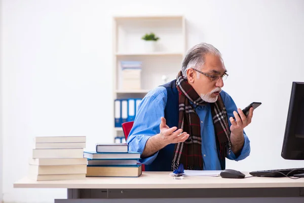 Old male author receiving order — Stock Photo, Image