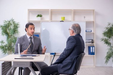 Yaşlı ve genç iş adamları iş görüşmeleri konsepti