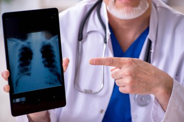 TeleHealth konseptinde yaşlı bir erkek doktor radyoloji uzmanı.