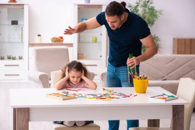 Sarhoş baba ve küçük kız içeride.