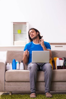 Genç adam internet üzerinden kozmetik satıyor