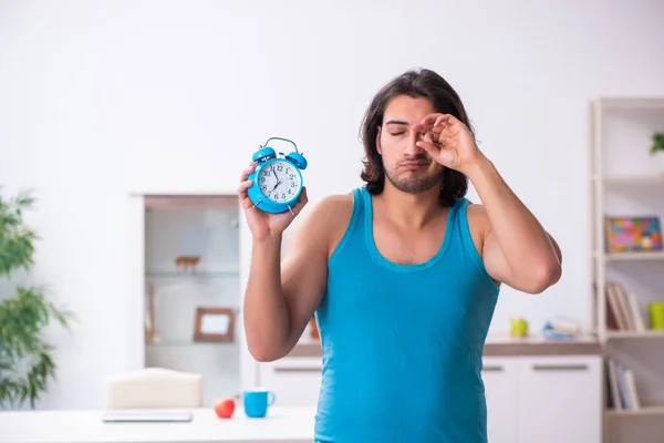 Jovem acordando em casa — Fotografia de Stock