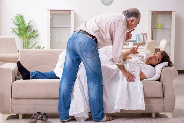 Man med alkoholproblem och familjen — Stockfoto