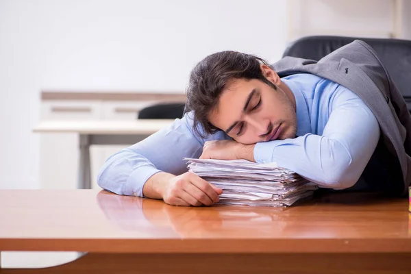 Joven empleado masculino durmiendo en la oficina — Foto de Stock