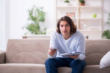 Evde sınava hazırlanan genç bir erkek öğrenci.