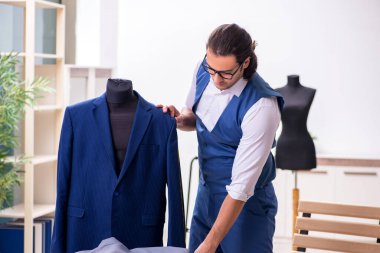 Atölyede çalışan genç bir terzi.