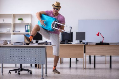 Genç erkek çalışanımız geziye hazırlanıyor.