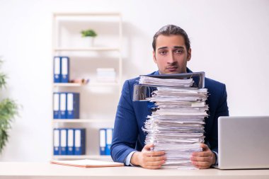 Genç bir erkek işçi aşırı işten memnun değil.