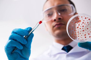 Laboratuvarda çalışan genç bir eczacı.