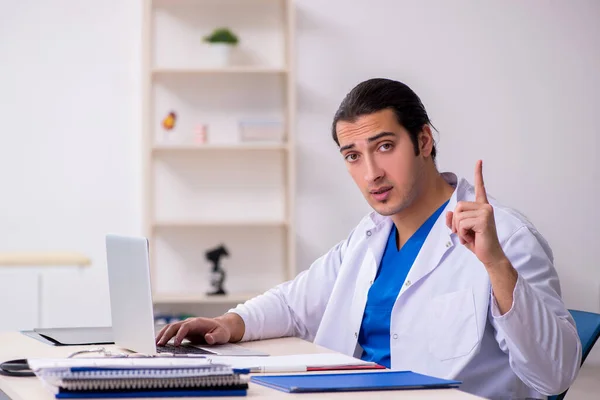 Young doctor working in the hospital — Stock Photo, Image