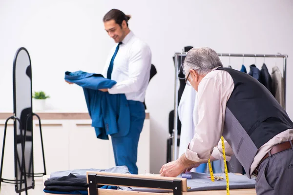 Young businessman visiting old male tailor — Stock Photo, Image