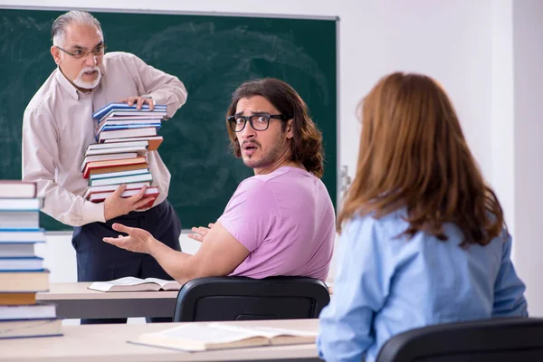 Old chemist teacher and two students in the classroom — Stock Photo, Image