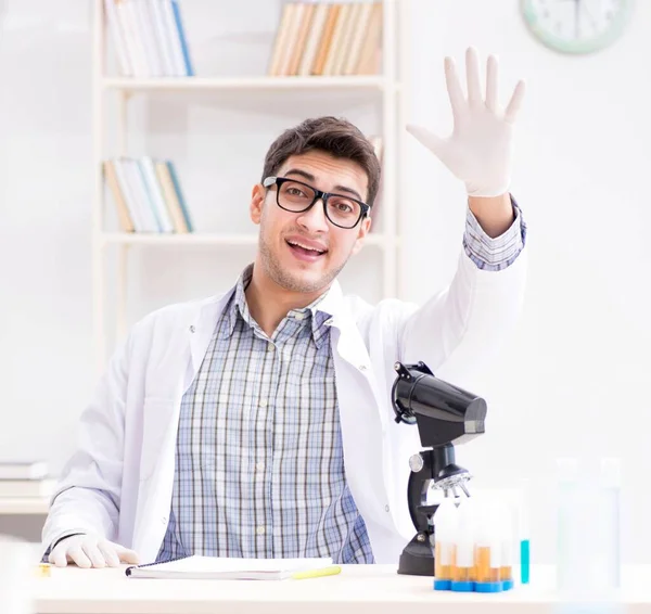 Chemiestudentin macht chemische Experimente im Klassenzimmer — Stockfoto