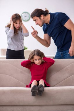 Genç bir çift ve aile içi çatışma konsepti.