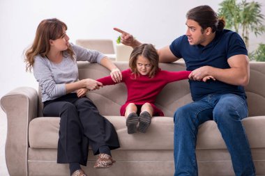 Genç bir çift ve aile içi çatışma konsepti.