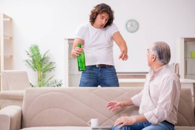 Alkol sorunu olan bir adam ve ailesi.