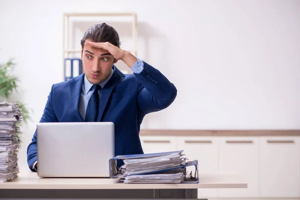 Junge männliche Mitarbeiter unzufrieden mit exzessiver Arbeit — Stockfoto