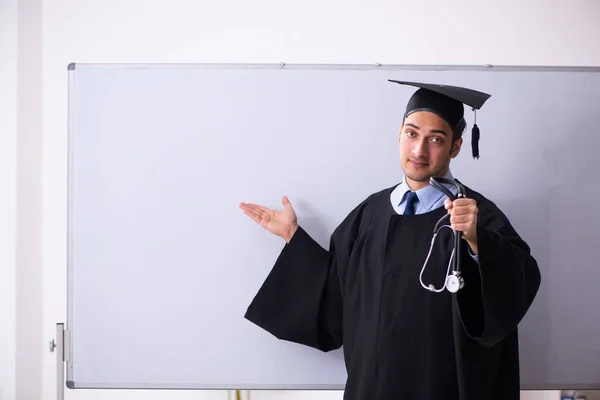 Ung manlig examen framför styrelsen — Stockfoto