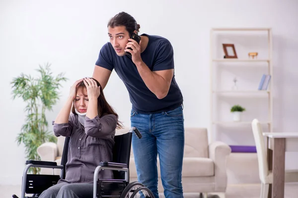 Moglie disabile e marito giovane a casa — Foto Stock