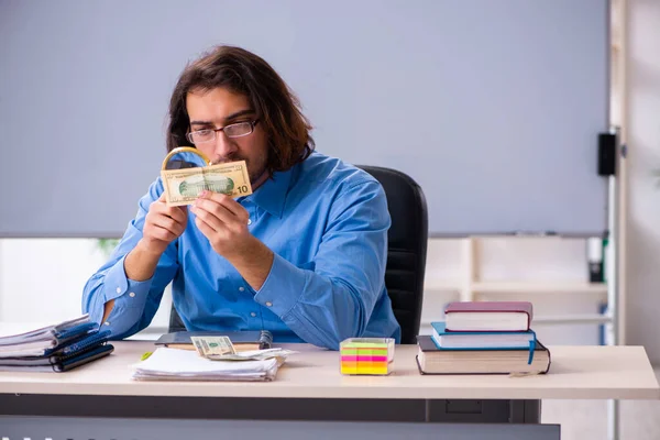 Junge männliche Lehrer im Klassenzimmer — Stockfoto