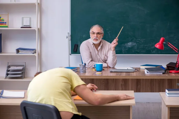 Oude leraar en jonge mannelijke student in de klas — Stockfoto