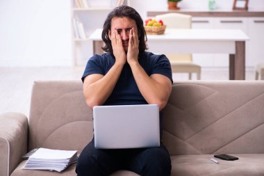 Evden çalışan genç bir adam.