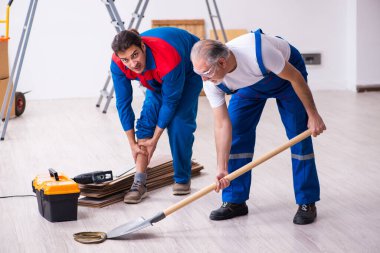 İki müteahhit ve yılan içeride.