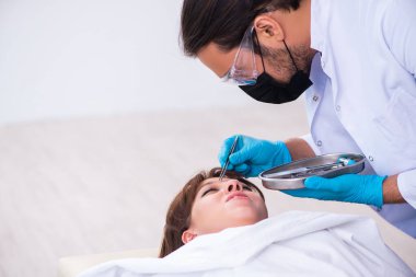 Polis morgdaki cesedi inceliyor.