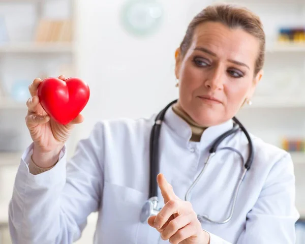 Cardiologo con cuore rosso nel concetto medico — Foto Stock