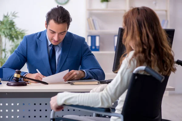 Gewonde vrouw en mannelijke rechter in de rechtszaal — Stockfoto