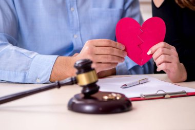 Boşanma konseptinde genç bir çift